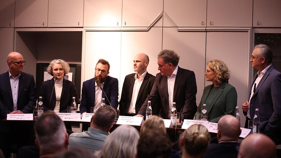 Thomas Thurow (von links), Helene Sigloch, Benedikt Suttner, Michael Schien, Horst Meierhofer, Astrid Freudenstein und Thomas Burger kämpfen mit subtilen Botschaften um das Rathaus und künftige Koalitionspartner. Thomas Thurow (von links), Helene Sigloch, Benedikt Suttner, Michael Schien, Horst Meierhofer, Astrid Freudenstein und Thomas Burger kämpfen mit subtilen Botschaften um das Rathaus und künftige Koalitionspartner.