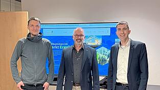 Die drei Ergoldinger Kandidaten freuen sich &uuml;ber ihre Ergebnisse.