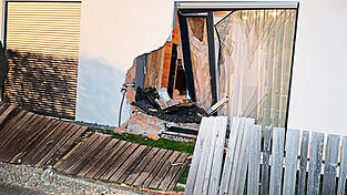 Der Fahrer durchbrach Zaun und Hausmauer.