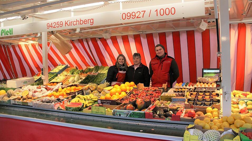 Woher Obst und Gemüse kommen, erklärt Max Pletl (rechts) seinen Kunden gerne. Der Stand ist aus der Winterpause zurück. Woher Obst und Gemüse kommen, erklärt Max Pletl (rechts) seinen Kunden gerne. Der Stand ist aus der Winterpause zurück.