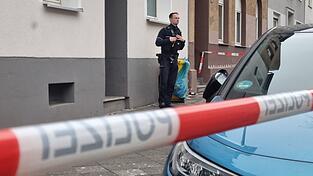 Der Tatort wurde mit Flatterband abgesperrt.