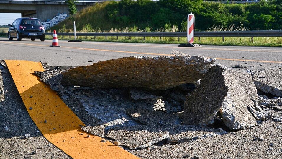 Bei Hitze wölbt sich auf manchen Autobahnen die Fahrbahn auf. Fachleute sprechen von sogenannten Blow-ups. Bei Hitze wölbt sich auf manchen Autobahnen die Fahrbahn auf. Fachleute sprechen von sogenannten Blow-ups.