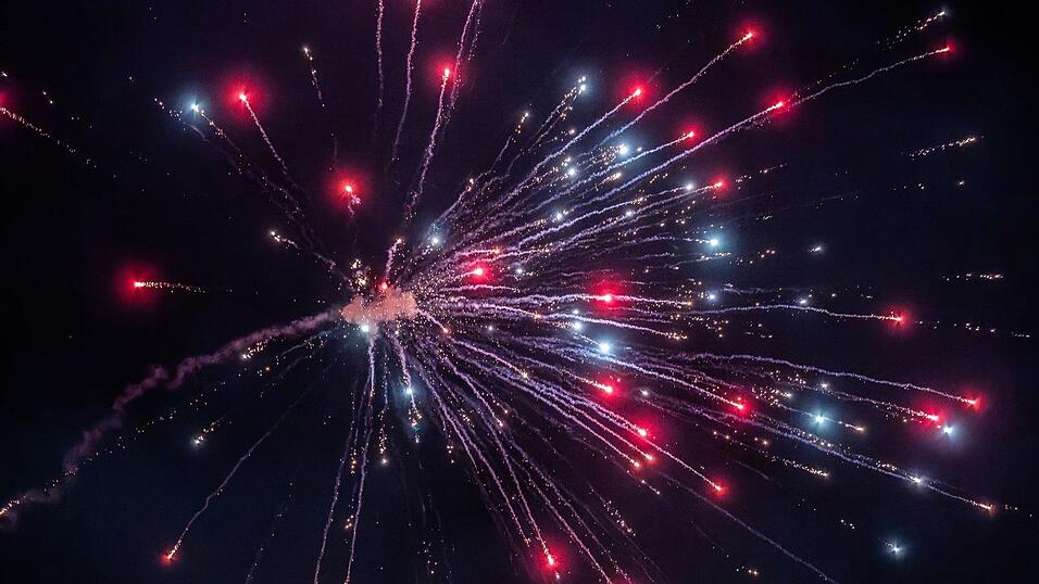 Wegen der Trockenheit entfällt das Feuerwerk am Dachauer Volksfest. (Symbolbild) Wegen der Trockenheit entfällt das Feuerwerk am Dachauer Volksfest. (Symbolbild)