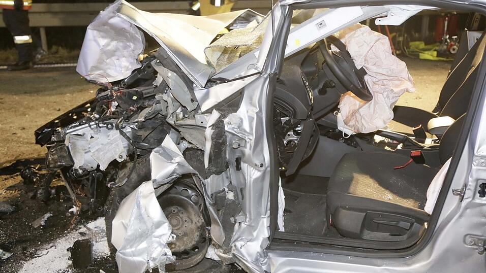 Bei dem Unfall bei Egglkofen wurden mehrere Personen schwer verletzt. Bei dem Unfall bei Egglkofen wurden mehrere Personen schwer verletzt.