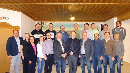 Lars Wassereck (vorne Mitte), zwischen Wippenbeck und Westermeier. Ganz links auf dem einen Foto der CSU-Kandidat aus Niederaichbach, daneben Martina Hammerl.