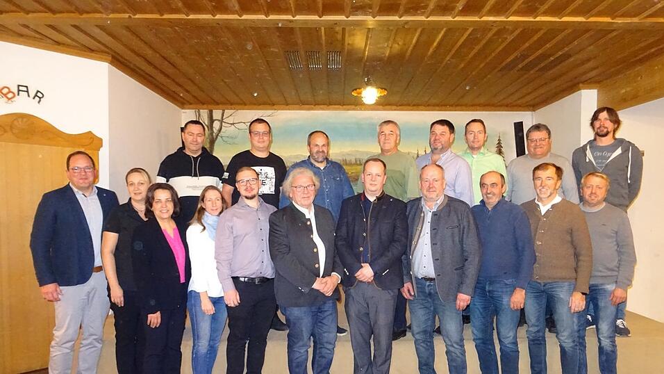 Lars Wassereck (vorne Mitte), zwischen Wippenbeck und Westermeier. Ganz links auf dem einen Foto der CSU-Kandidat aus Niederaichbach, daneben Martina Hammerl. Lars Wassereck (vorne Mitte), zwischen Wippenbeck und Westermeier. Ganz links auf dem einen Foto der CSU-Kandidat aus Niederaichbach, daneben Martina Hammerl.