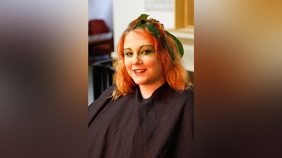 Lisa Watzl spielt die Figur der Raupe im Theaterstück 'Alice im Anderland'. Bevor sie auf der Bühne stehen kann, muss sie in die Maske. In neun Schritten verwandelt sich die 18-Jährige in ihre Figur. (Foto: Susanne Raith) Lisa Watzl spielt die Figur der Raupe im Theaterstück 'Alice im Anderland'. Bevor sie auf der Bühne stehen kann, muss sie in die Maske. In neun Schritten verwandelt sich die 18-Jährige in ihre Figur. (Foto: Susanne Raith)