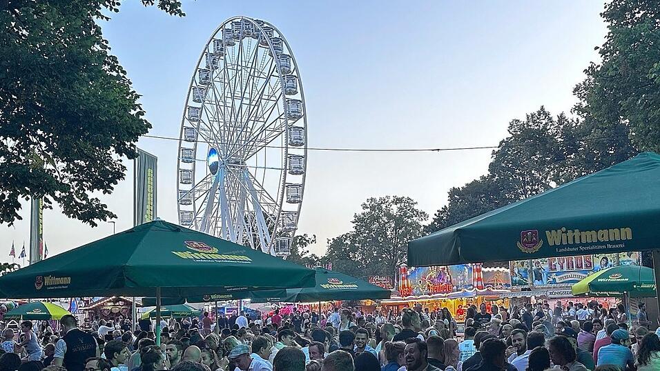 Das zweite Festzelt, gelegen an der Ringelstecherwiese (im Bild der Biergarten), war eigentlich schon an Festwirt Patrick Schmidt vergeben. Aufgrund einer vorläufigen Insolvenz wurde es jedoch wieder frei. Das zweite Festzelt, gelegen an der Ringelstecherwiese (im Bild der Biergarten), war eigentlich schon an Festwirt Patrick Schmidt vergeben. Aufgrund einer vorläufigen Insolvenz wurde es jedoch wieder frei.