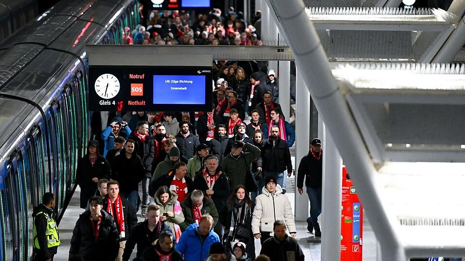 Bei Bayern-Heimspielen fahren regelm&auml;&szlig;ig viele Fu&szlig;ballfans mit der U-Bahn zur Allianz Arena.