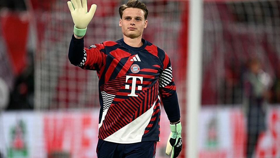 Jonas Urbig wird auch im Bundesliga-Cl&aacute;sico Manuel Neuer im Tor ersetzen.