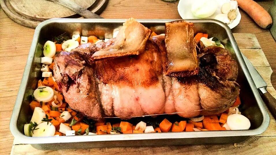So sieht der fertige Schweinerollbraten mit Marinade und Zwiebeln aus.