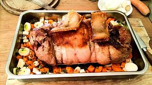 So sieht der fertige Schweinerollbraten mit Marinade und Zwiebeln aus.
