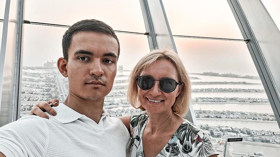 Lukas Willach mit seiner Mama Jenny auf der Aussichtsplattform View Palm Jumeirah. Anfangs sei sie skeptisch gewesen, dass ihr Sohn mit 20 Jahren auswandert. 'Jetzt ist sie stolz, dass ich das so gemeistert habe.'