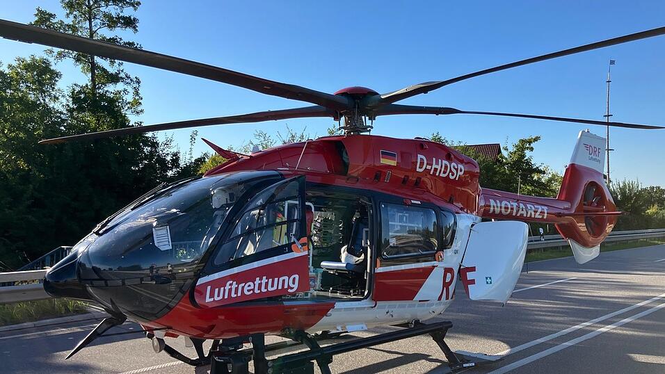 Der Rettungshubschrauber brachte den Motorradfahrer ins Krankenhaus. Der Rettungshubschrauber brachte den Motorradfahrer ins Krankenhaus.