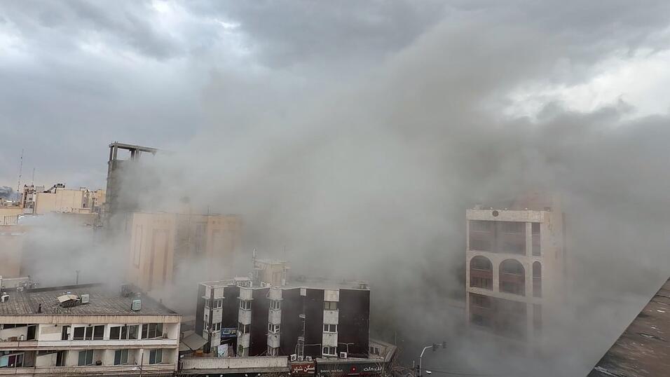 Stra&szlig;e voller Rauch nach einer Explosion in Teheran. (Archivbild)