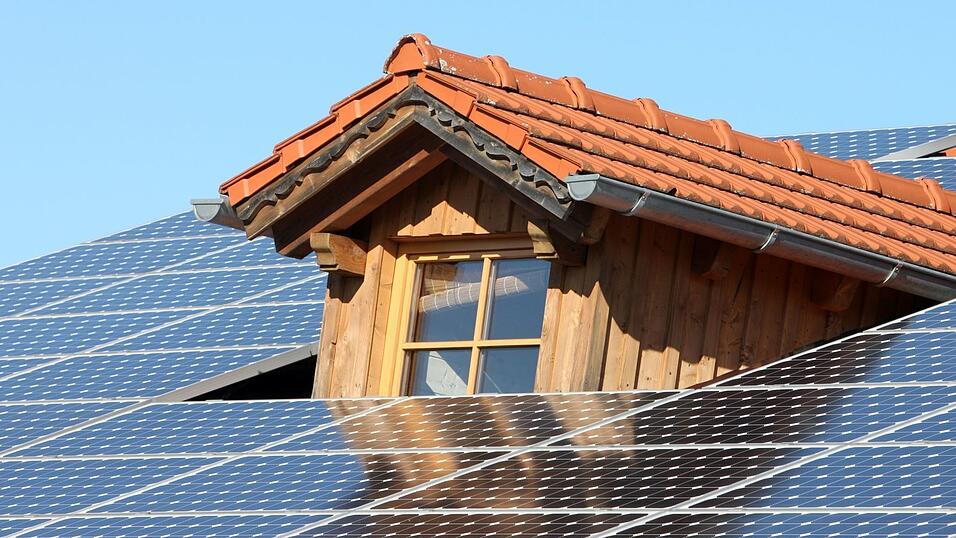 Solaranlagen liefern zuverlässig Strom - sollte die Förderung aber gestrichen werden, könnte dies den Ausbau auch in Bayern massiv ausbremsen. (Illustration) Solaranlagen liefern zuverlässig Strom - sollte die Förderung aber gestrichen werden, könnte dies den Ausbau auch in Bayern massiv ausbremsen. (Illustration)