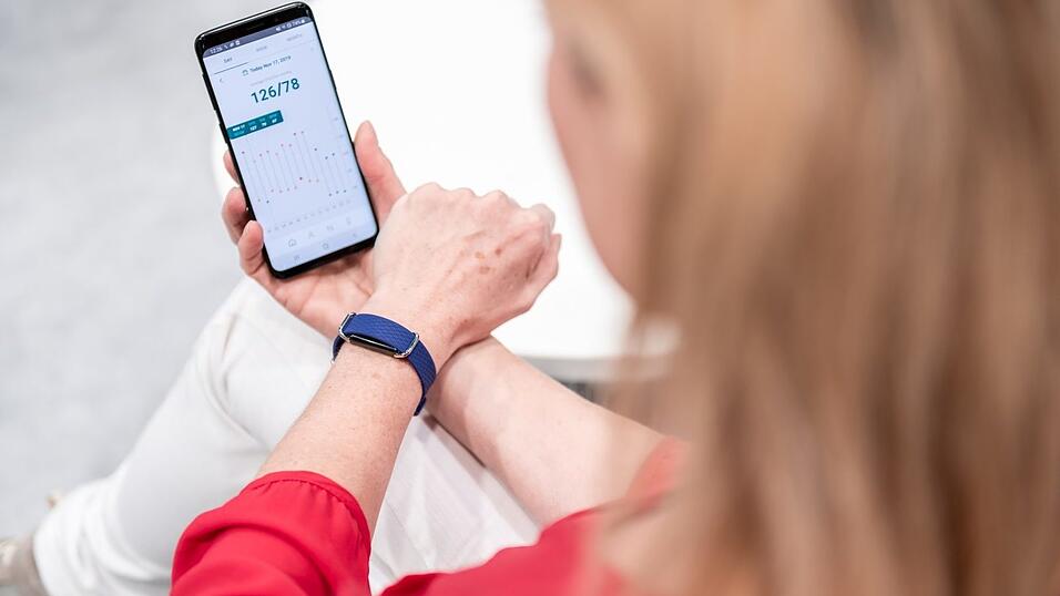 Pulsmessen per App: Das ist schon l&auml;nger m&ouml;glich und medizinisch auch eher unbedenklich. Bald schon sollen Gesundheits-Apps aber viel weiter in die Behandlung von Patienten eingreifen k&ouml;nnen - und dann wird es kompliziert. (Symbolbild)