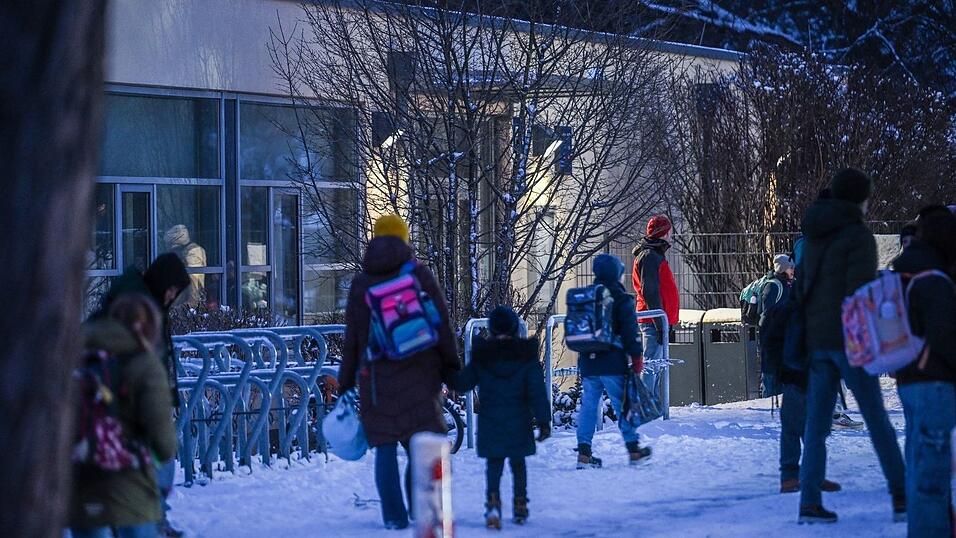 Am dritten Tag des Stromausfalls in Teilen Berlins haben viele Schulen nur eine Notbetreuung. Am dritten Tag des Stromausfalls in Teilen Berlins haben viele Schulen nur eine Notbetreuung.