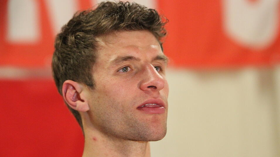 Thomas Müller besuchte am Sonntagnachmittag den 'FC Bayern-Fanclub Straubing '93'. (Foto: Fabian Roßmann) Thomas Müller besuchte am Sonntagnachmittag den 'FC Bayern-Fanclub Straubing '93'. (Foto: Fabian Roßmann)