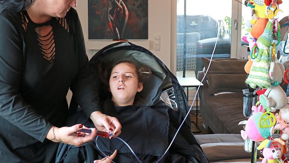 Joleen bekommt jeden Tag viele Medikamente. Ihre Mama pflegt sie 24 Stunden am Tag.