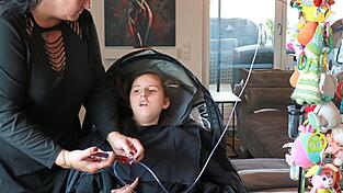 Joleen bekommt jeden Tag viele Medikamente. Ihre Mama pflegt sie 24 Stunden am Tag.