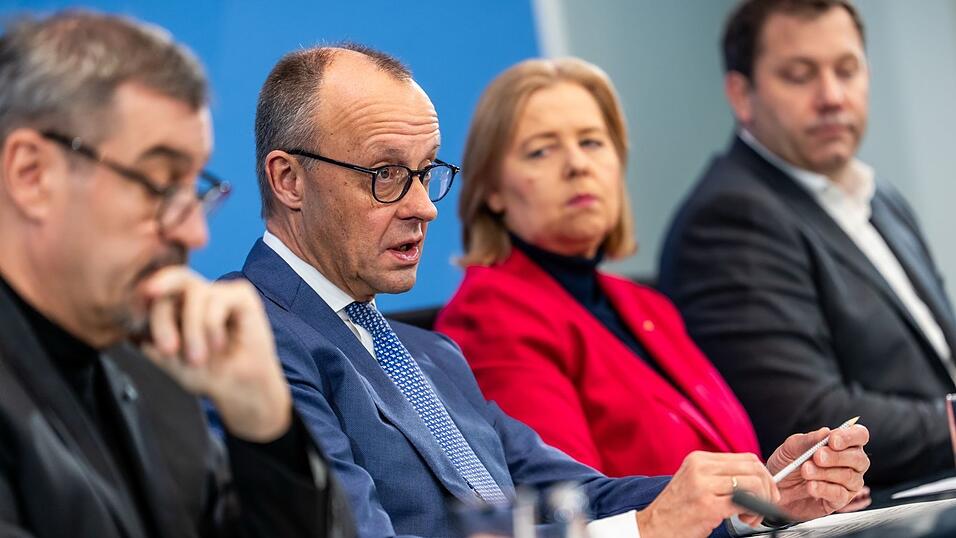 Die Koalitionsspitzen präsentieren nach nächtlichen Beratungen Ergebnisse. Die Koalitionsspitzen präsentieren nach nächtlichen Beratungen Ergebnisse.