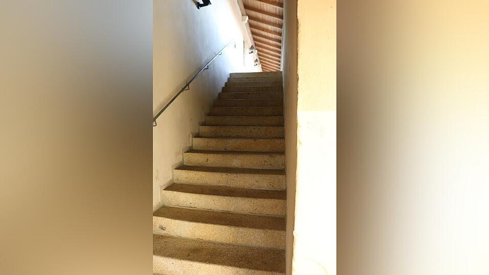 Das sind die Stufen hoch in den ersten Stock, zur Galerie des Cordonhauses. Von Barrierefreiheit ist hier noch keine Spur.