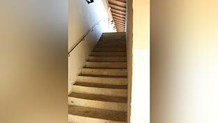 Das sind die Stufen hoch in den ersten Stock, zur Galerie des Cordonhauses. Von Barrierefreiheit ist hier noch keine Spur.