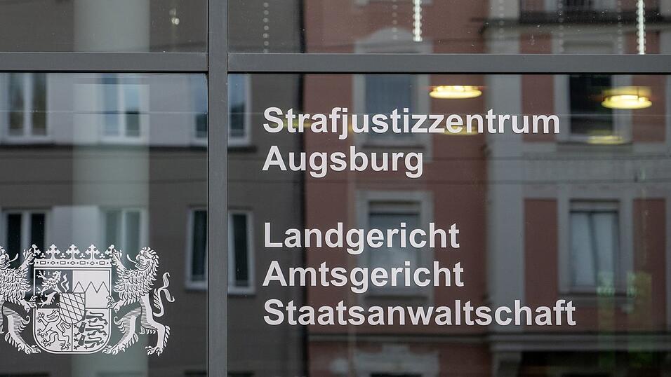 Ein Jugendlicher muss sich wegen eines rassistisch motivierten Mordversuchs vor dem Augsburger Landgericht verantworten. (Symbolbild)
