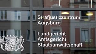 Ein Jugendlicher muss sich wegen eines rassistisch motivierten Mordversuchs vor dem Augsburger Landgericht verantworten. (Symbolbild)