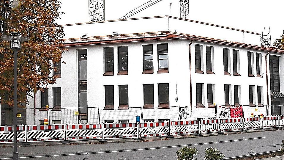 Die Sanierungsarbeiten am und um das Rathaus dauern bis 2028.