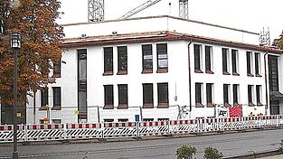 Die Sanierungsarbeiten am und um das Rathaus dauern bis 2028.