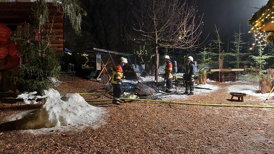 Der Feuerwehr Piflas gelang es, den Brand am Christkindlmarkt schnell zu l&ouml;schen.