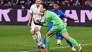 Haris Tabakovic scheiterte mit seinem Schuss zun&auml;chst an Keeper Janis Blaswich.