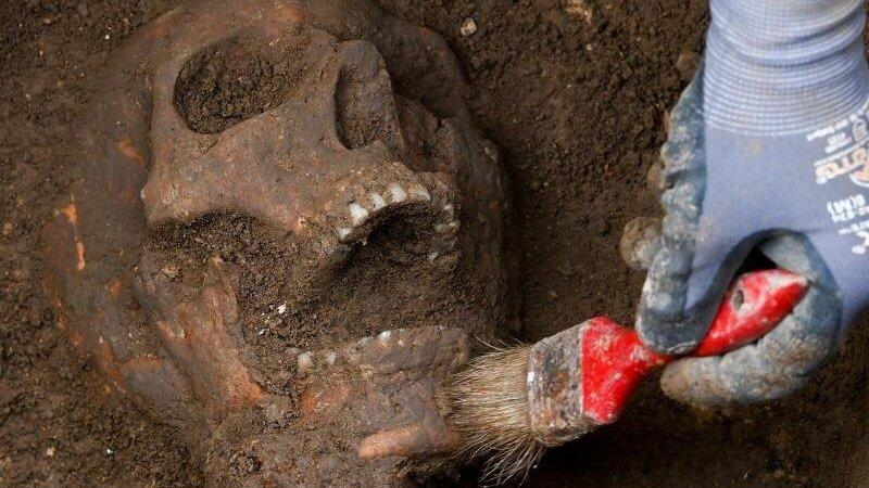 Die Entdecker von archäologischen Funden sollen künftig eine Belohnung erhalten, Grundstückseigentümer haben Anspruch auf einen finanziellen Ausgleich. (Symbolfoto) Die Entdecker von archäologischen Funden sollen künftig eine Belohnung erhalten, Grundstückseigentümer haben Anspruch auf einen finanziellen Ausgleich. (Symbolfoto)