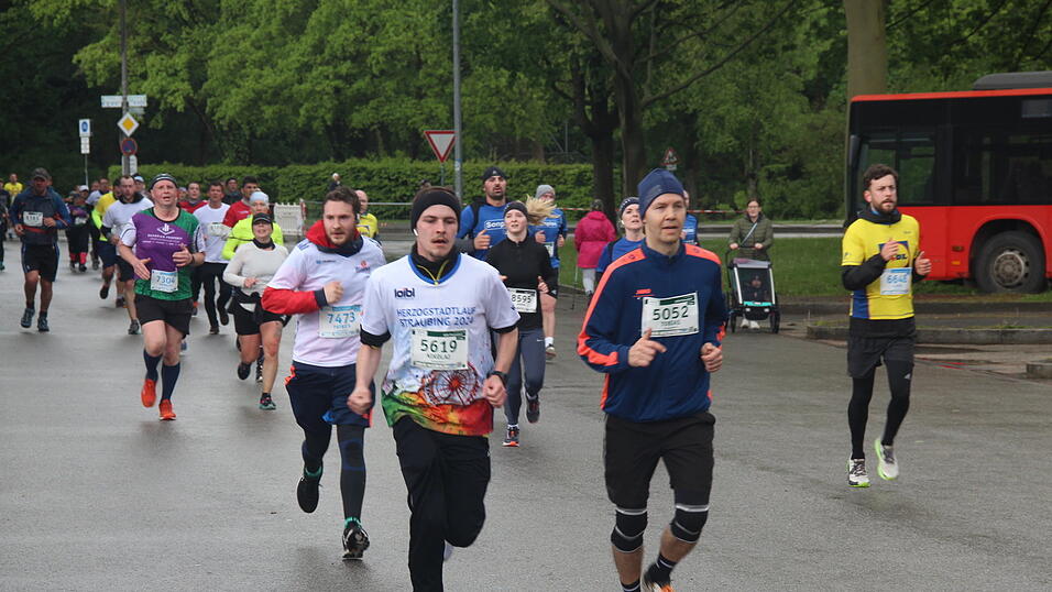 Auch die großen Herzogstadtläufer ließen sich wie schon die Kleinen am Samstag durch das nasskalte Aprilwetter den Spaß am Sport unter freiem Himmel nicht verderben.