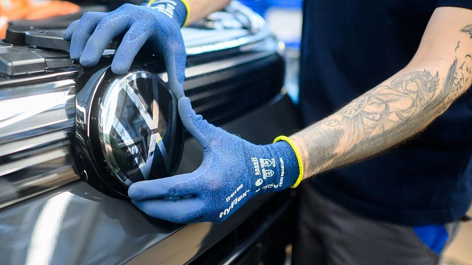 Trotz Sparkurs des Konzerns können sie in diesem Jahr noch einmal mit einem ungekürzten Bonus rechnen. (Archivbild) Trotz Sparkurs des Konzerns können sie in diesem Jahr noch einmal mit einem ungekürzten Bonus rechnen. (Archivbild)