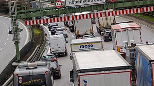 Auf der Autobahn 99 d&uuml;rfte wegen Ferienstarts in mehreren Bundesl&auml;ndern ohnehin viel Verkehr herrschen. (Archivbild)