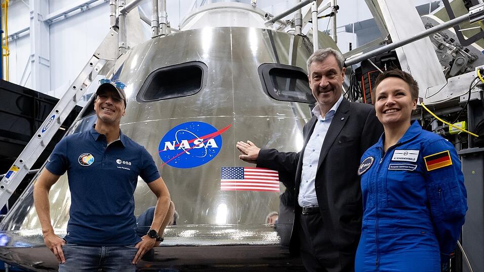 Esa-Astronaut Luca Parmitano und Esa-Reserveastronautin Amelie Sch&ouml;nenwald f&uuml;hrten Markus S&ouml;der durch das Trainingszentrum der Nasa.