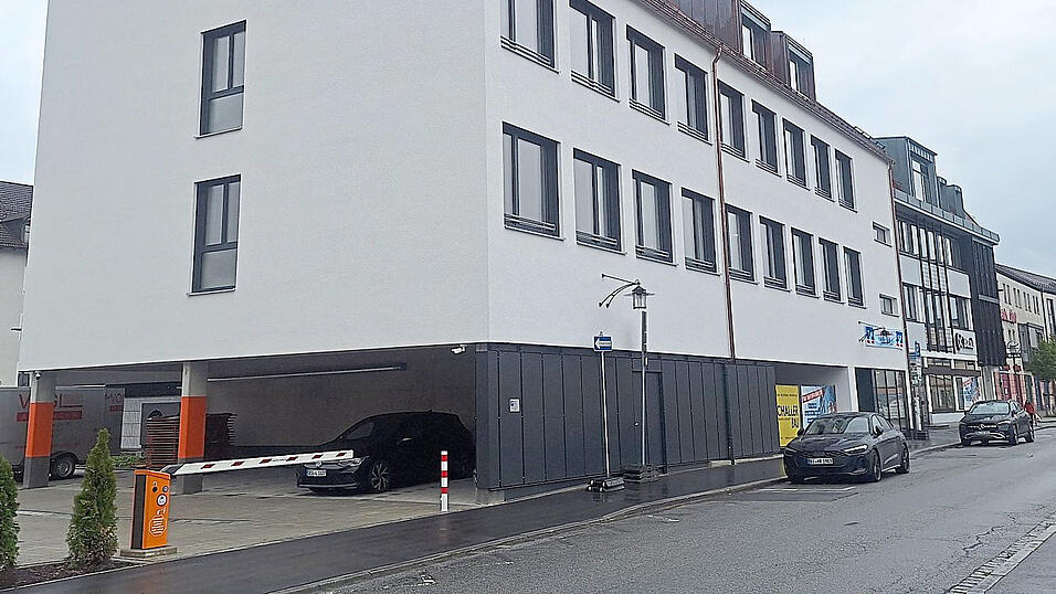 Der Neubau der Raiffeisenbank f&uuml;gt sich nahtlos an den Altbau im Westlichen Stadtgraben an.
