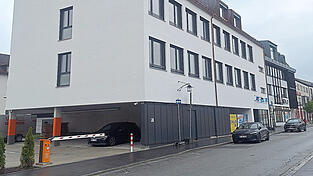 Der Neubau der Raiffeisenbank fügt sich nahtlos an den Altbau im Westlichen Stadtgraben an. Der Neubau der Raiffeisenbank fügt sich nahtlos an den Altbau im Westlichen Stadtgraben an.