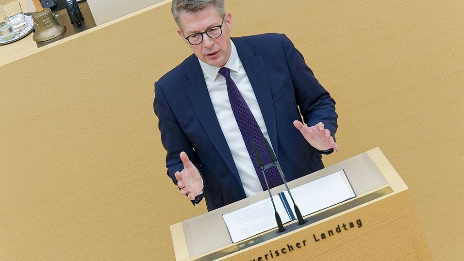 Wissenschaftsminister Markus Blume lobt die bisherigen Bemühungen des Freistaats in der Hochschulpolitik, sieht aber Nachbesserungspotenzial. Wissenschaftsminister Markus Blume lobt die bisherigen Bemühungen des Freistaats in der Hochschulpolitik, sieht aber Nachbesserungspotenzial.