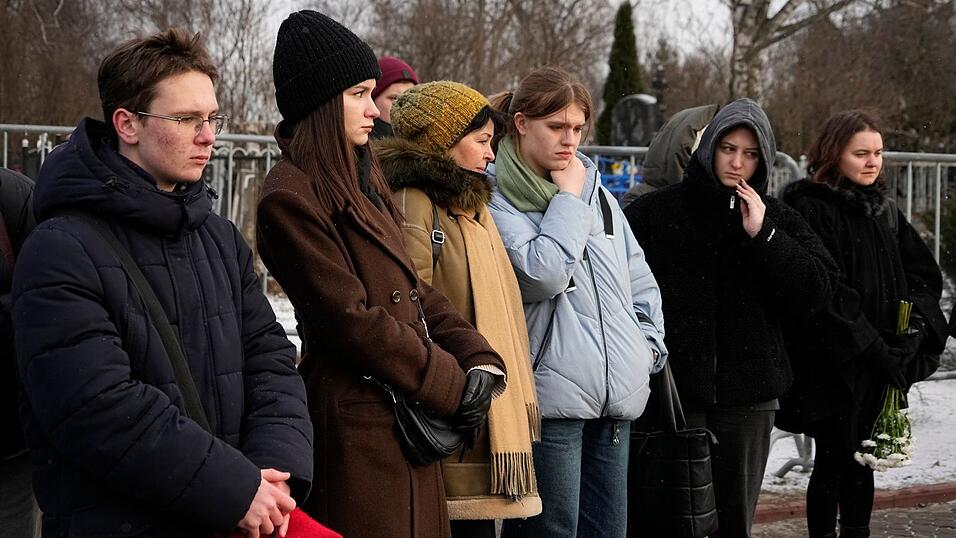 Menschen stehen am Grab des russischen Oppositionsf&uuml;hrers Alexej Nawalny auf dem Borisowskoje-Friedhof in Moskau, ein Jahr nach dessen Tod.