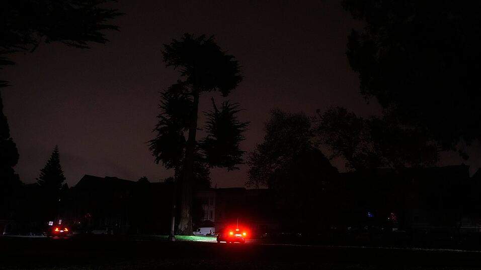 Die Stra&szlig;en von San Francisco sind in Dunkelheit getaucht.