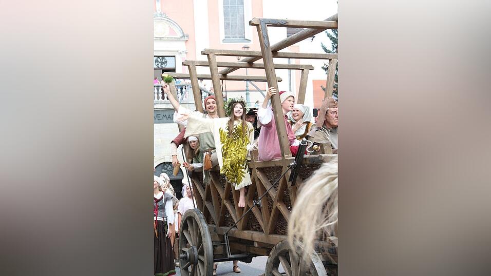Die schönsten Augenblicke des historischen Drachenstich-Festzuges 2016. Die schönsten Augenblicke des historischen Drachenstich-Festzuges 2016.