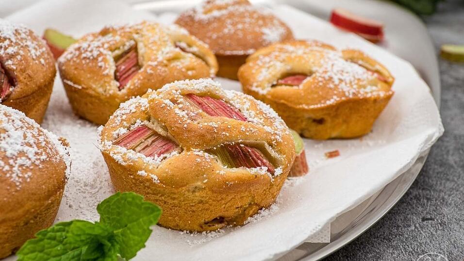 Rhabarber Muffins schmecken herrlich frisch und eignen sich perfekt als Sommergebäck.