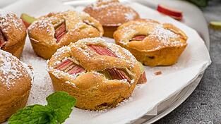 Rhabarber Muffins schmecken herrlich frisch und eignen sich perfekt als Sommergebäck.