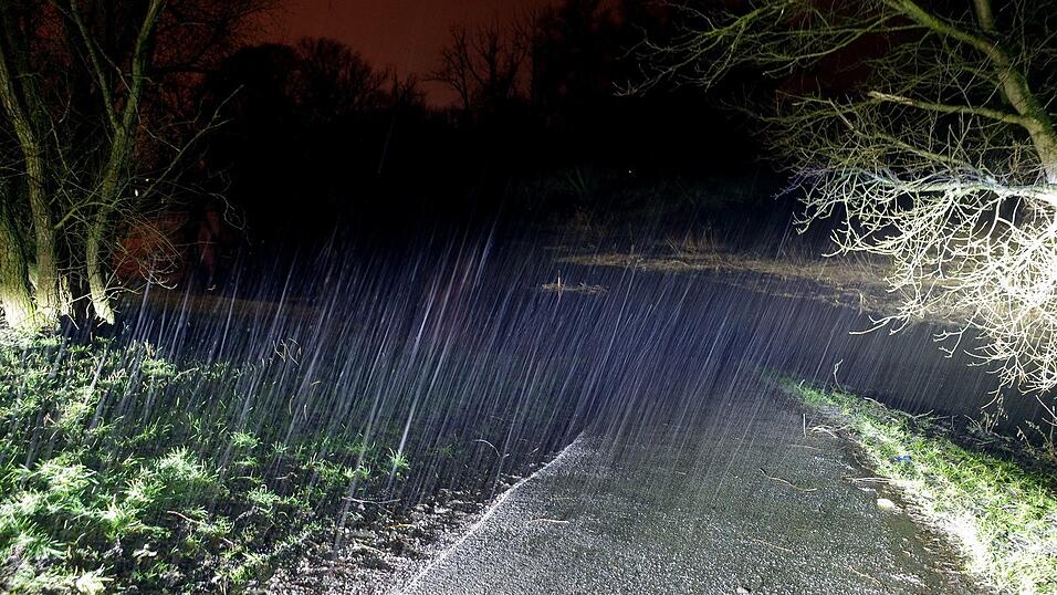 Archivfoto vom Januar 2021: Starkregen im Bereich der Donau.