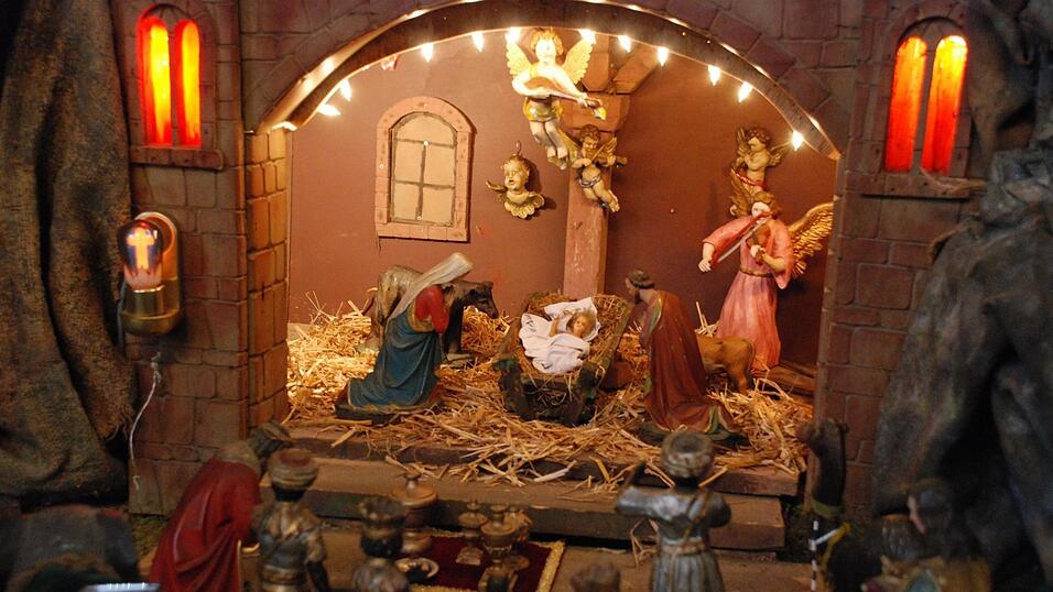 Der neugeborene Jesus liegt in der Krippe (hier als Teil der mechanischen Krippe in der Kirche Niederachdorf): Warum aber stellt man sich das Christkind, das die Geschenke bringt, eigentlich weiblich vor...?