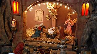 Der neugeborene Jesus liegt in der Krippe (hier als Teil der mechanischen Krippe in der Kirche Niederachdorf): Warum aber stellt man sich das Christkind, das die Geschenke bringt, eigentlich weiblich vor...?